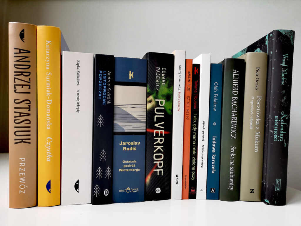 Grzbiety książek z długiej listy książek nominowanych do Literackiej Nagrody Europy Środkowej Angelus w 2022 roku
